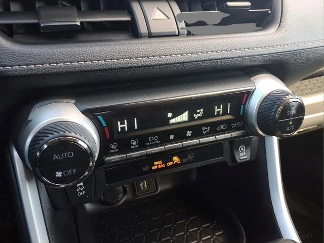 2024 Toyota RAV4 XLE - Photo 11