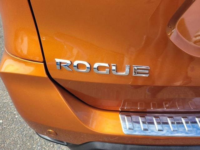 Used 2020 Orange Nissan SL image 10