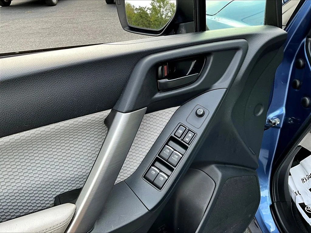 Used 2017 Quartz Blue Subaru 2.5i Premium image 17