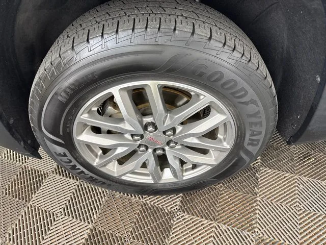 Used 2019 White GMC SLE-2 image 28