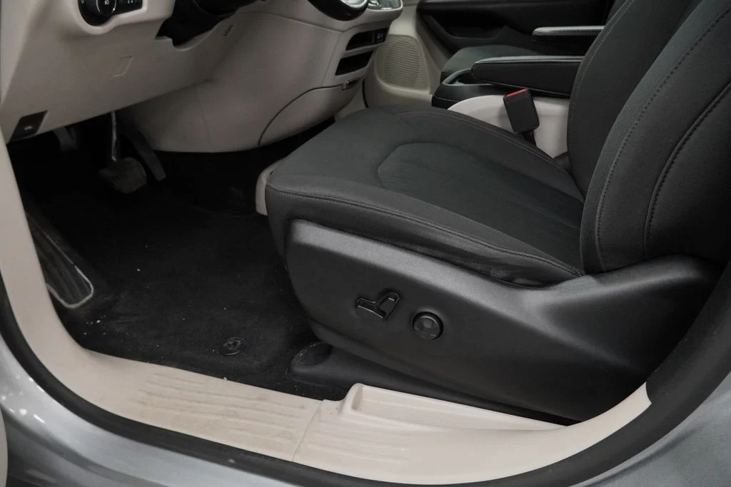 Used 2019 Silver Chrysler Touring Plus image 40