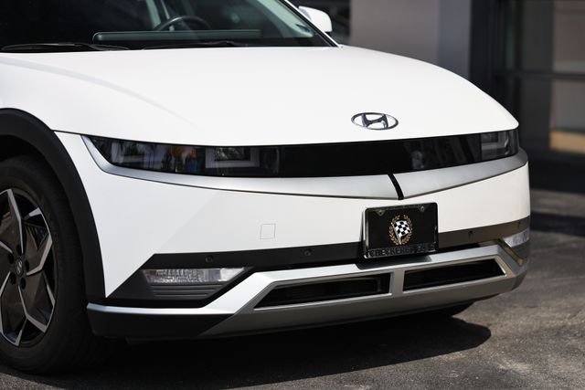 Used 2023 Atlas White Hyundai SEL image 2