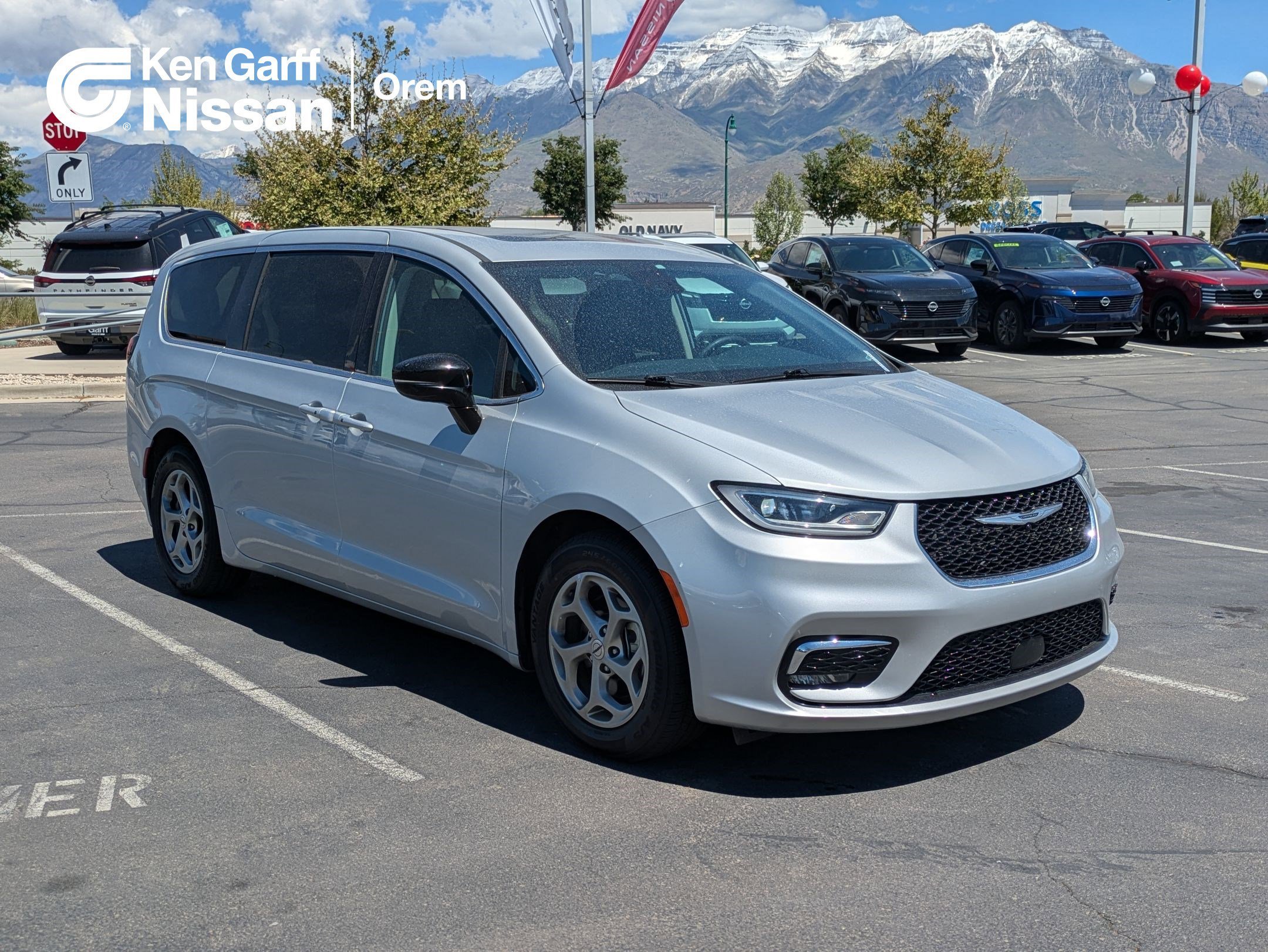 2024 Chrysler Pacifica Limited's photo
