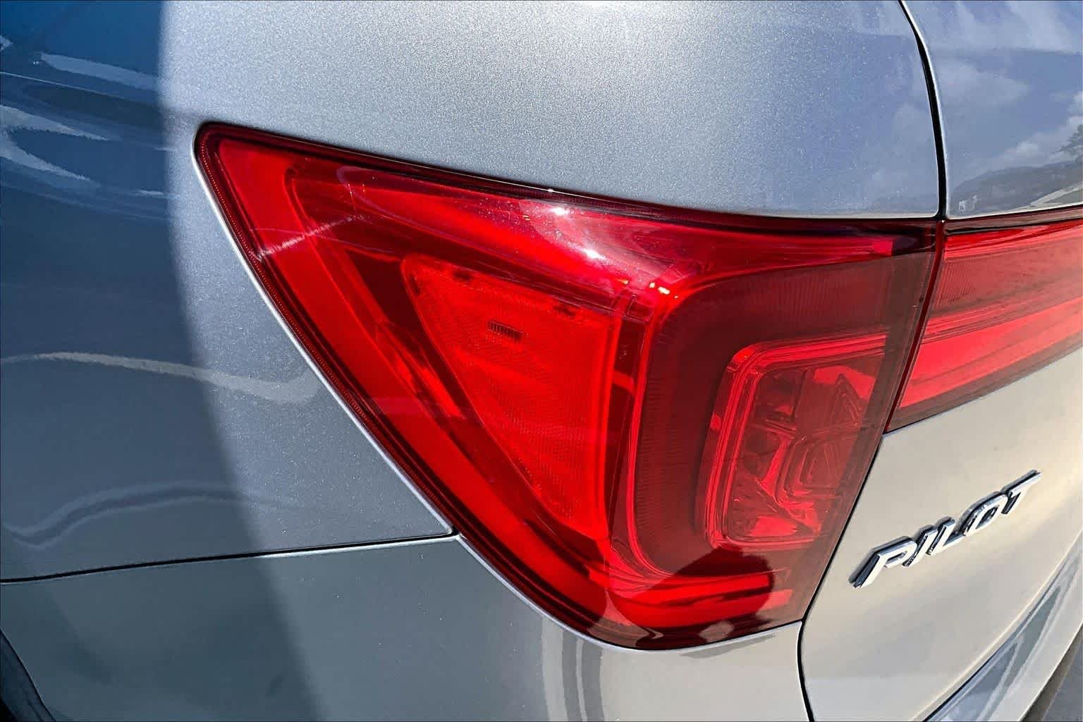 Used 2018 Lunar Silver Metallic Honda EX-L image 29