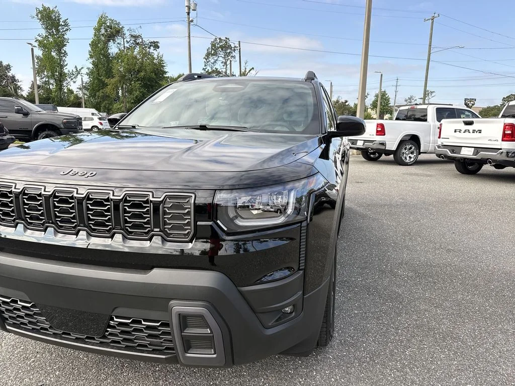 New 2026 Diamond Black Crystal Pearl-Coat Exterior Paint Jeep Laredo image 9