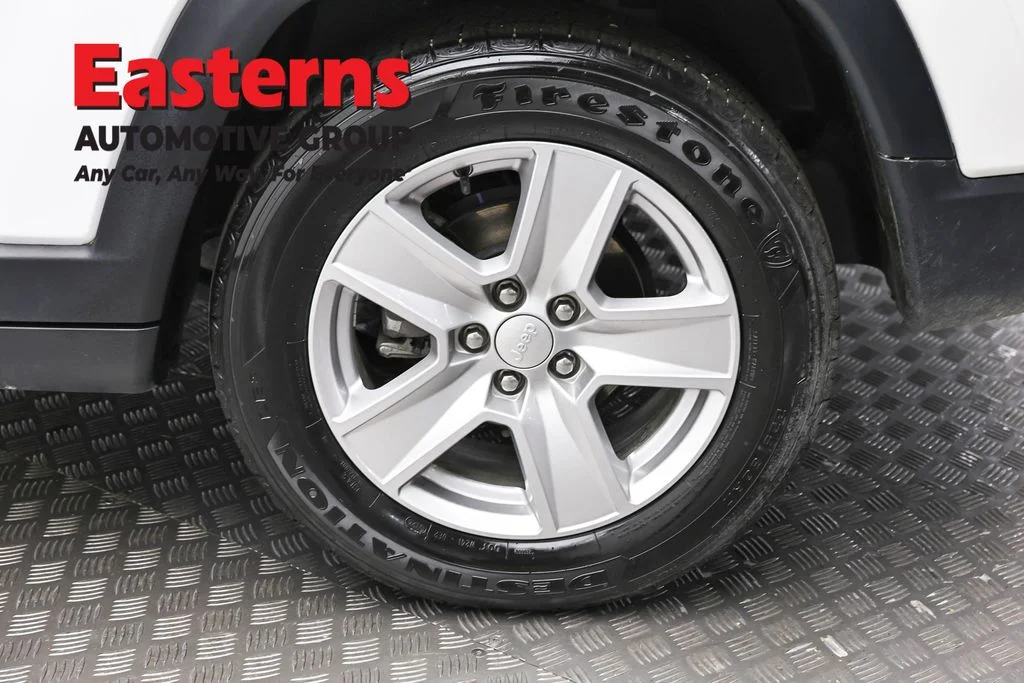 Used 2022 White Jeep Latitude image 8