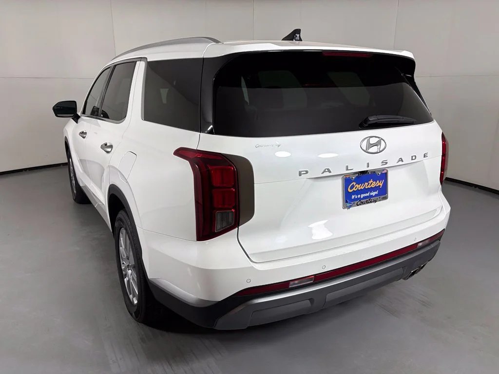 Used 2025 White Hyundai SEL image 6