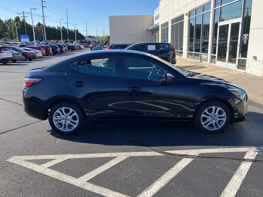 2017 Toyota Yaris iA Base, photo 2 of 6
