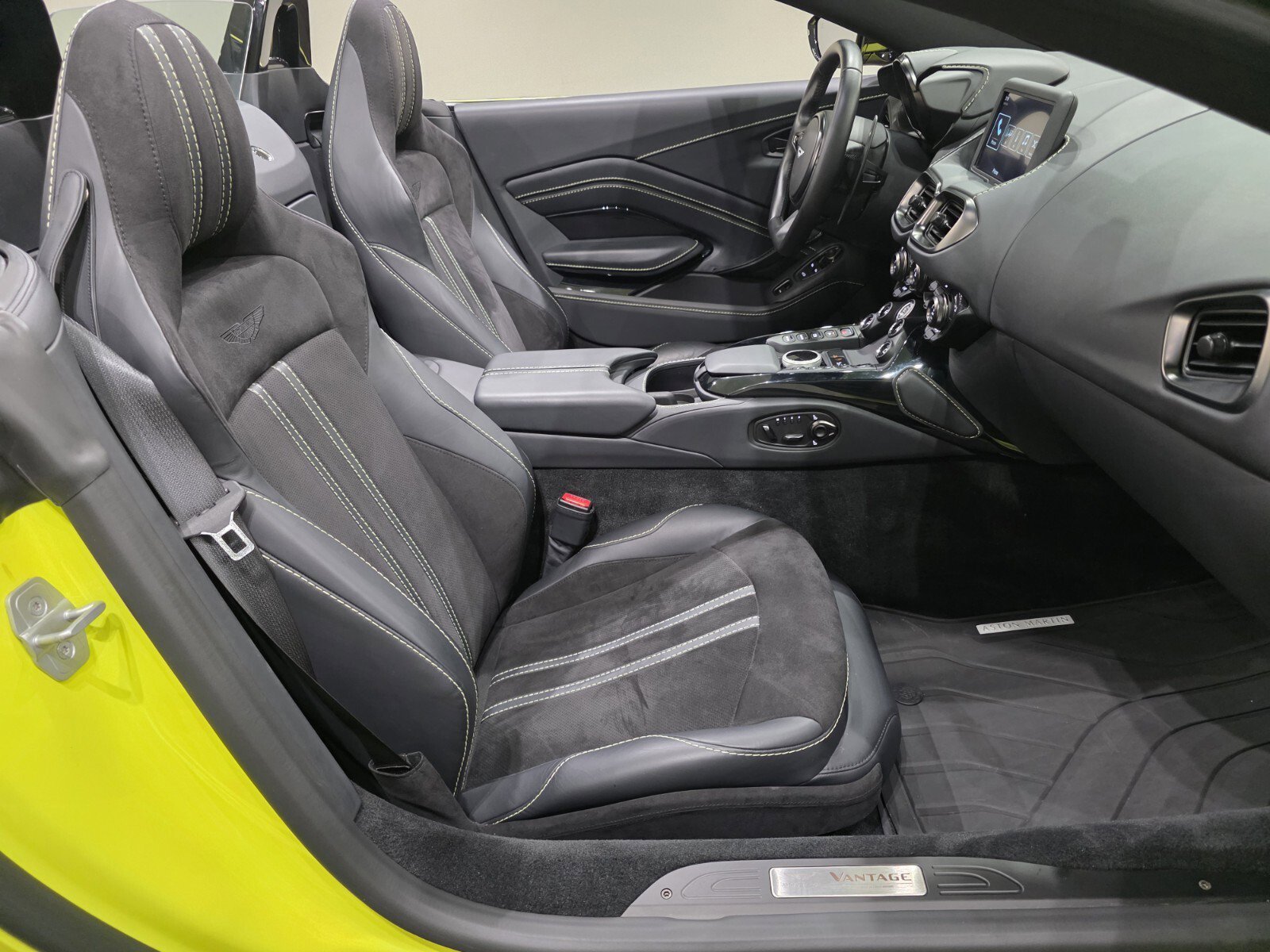 Used 2023 Q Lime Essence Aston Martin Roadster image 18
