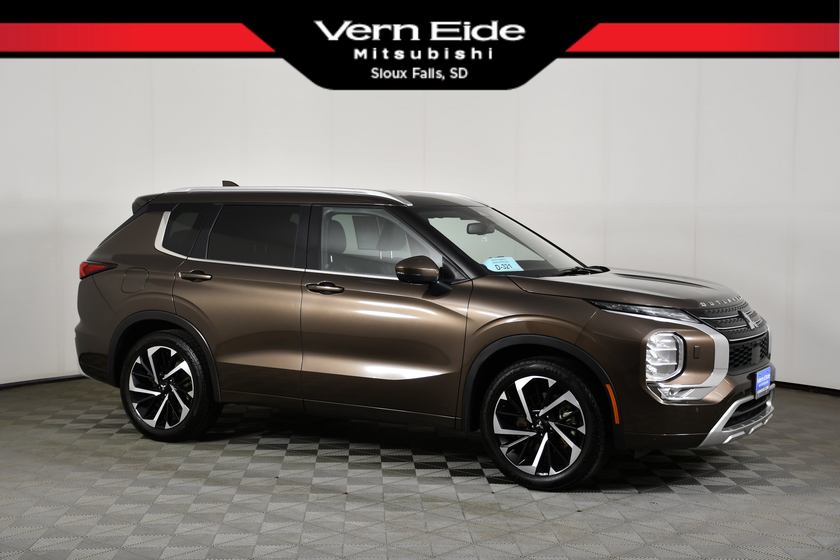 Used 2022 Deep Bronze Metallic Mitsubishi SEL image 1