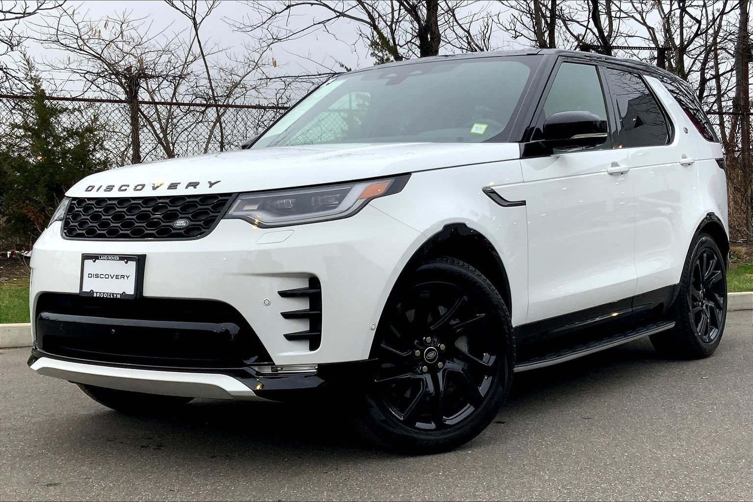 2025 Land Rover Discovery P300 Dynamic SE's photo