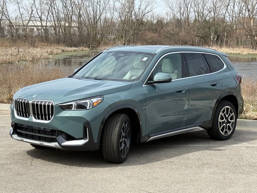New 2026 Cape York Green Metallic BMW xDrive28i image 3