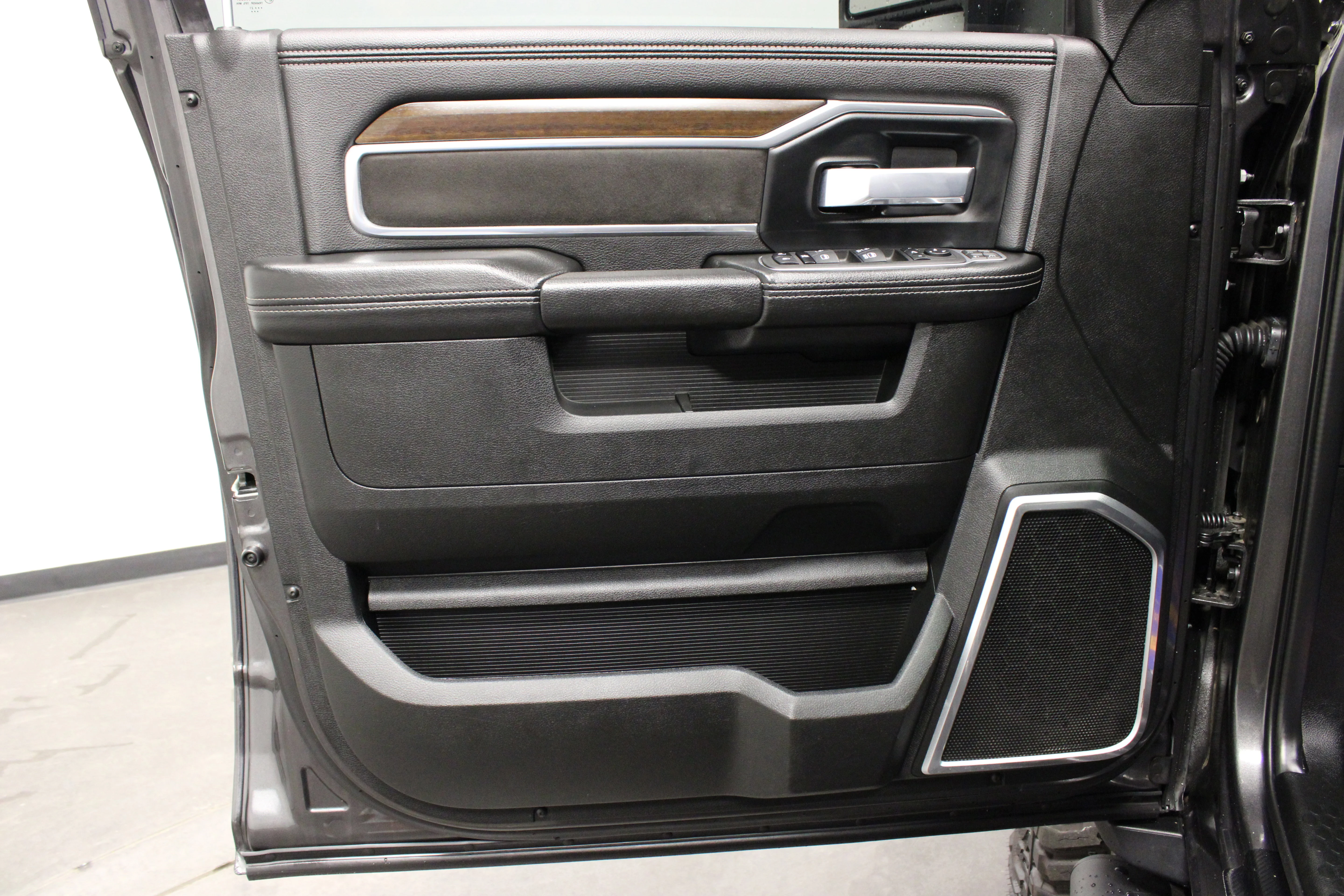 Used 2023 Granite Crystal Metallic Clearcoat Ram Laramie image 12