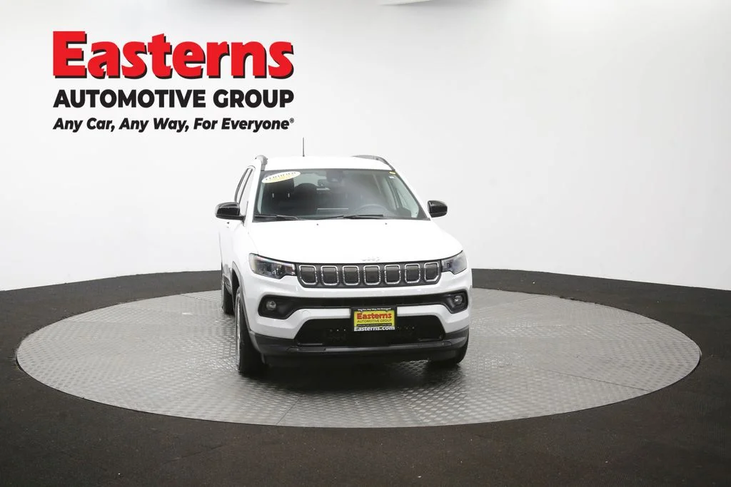 Used 2022 White Jeep Latitude image 51