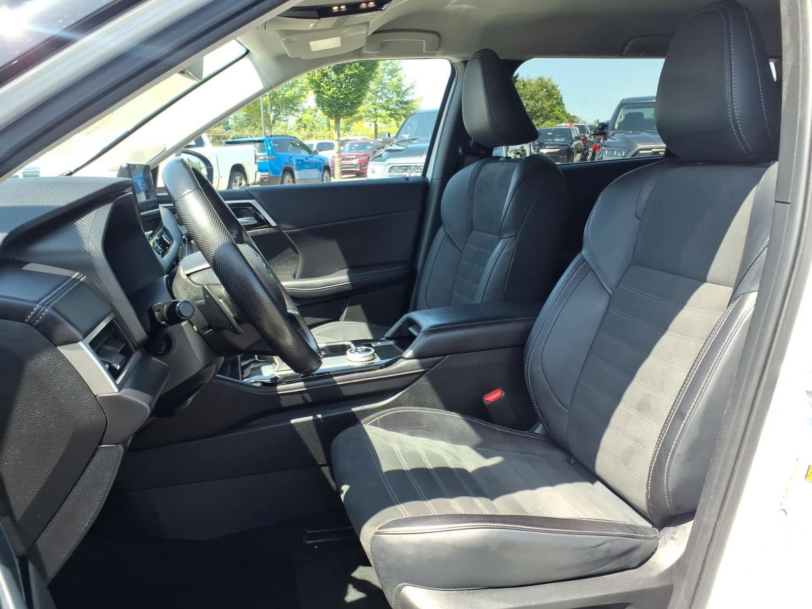 Used 2025  Mitsubishi SE image 18