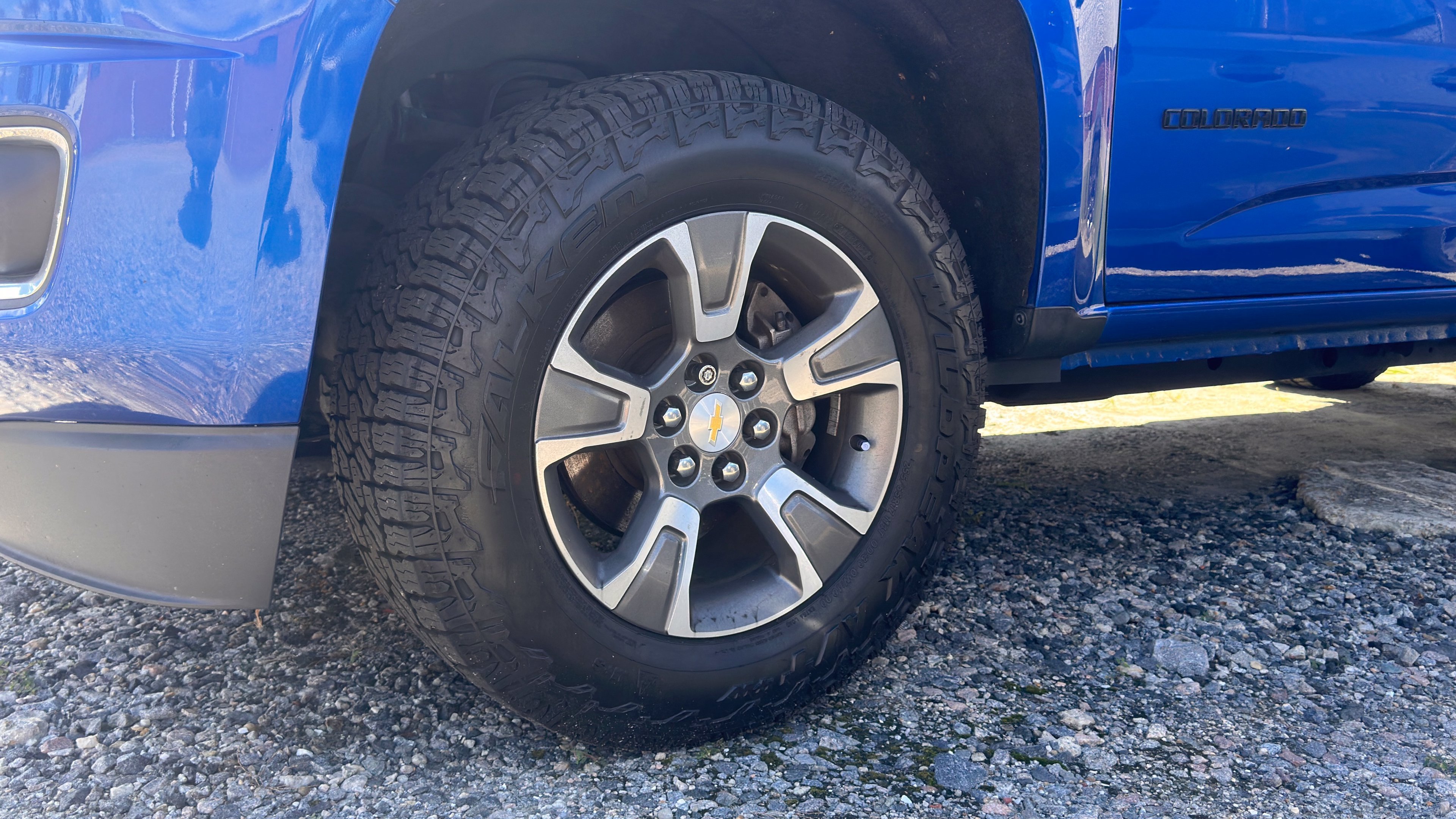 Used 2020 Kinetic Blue Metallic Chevrolet Z71 image 4