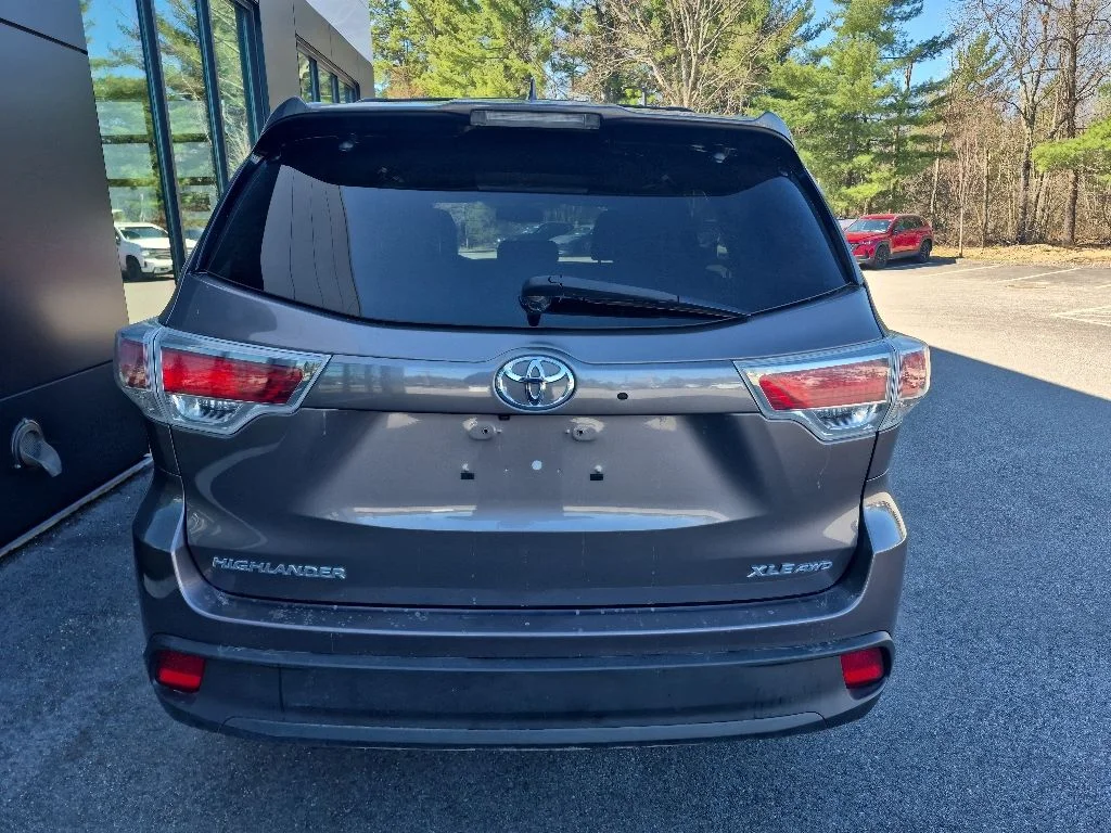 Used 2016 Gray Toyota XLE V6 image 5