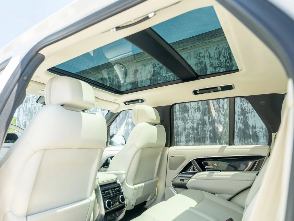 Used 2025 White Land Rover SE image 35