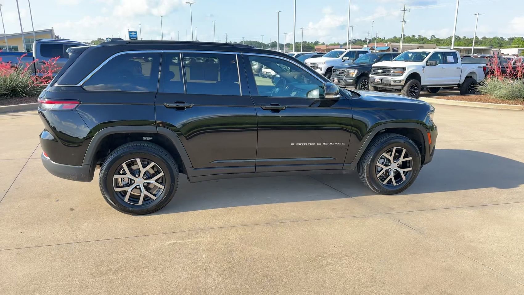 Used 2025 Diamond Black Crystal Pearlcoat Jeep Limited image 9