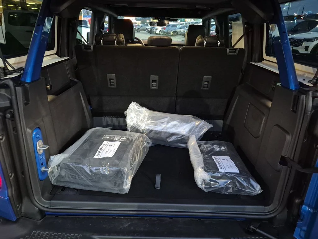 New 2025 Velocity Blue Metallic Ford Badlands® image 16