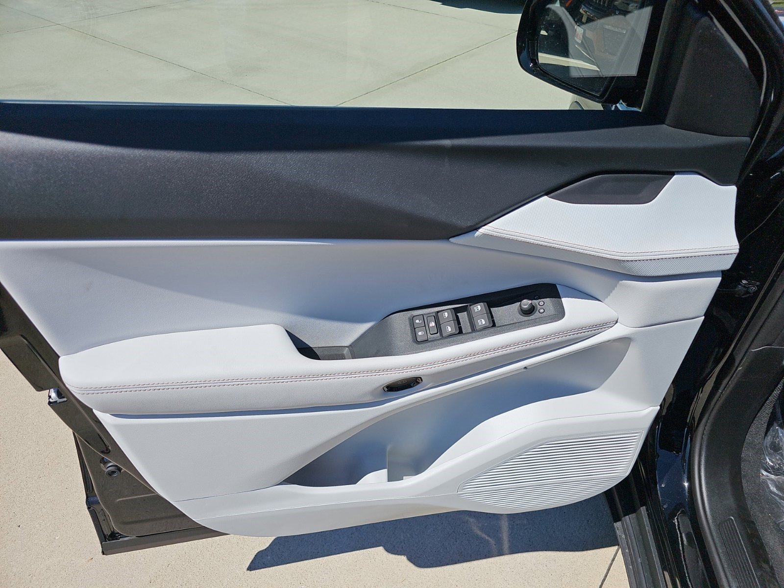 New 2026 Diamond Black Crystal Pearlcoat Jeep Limited image 18