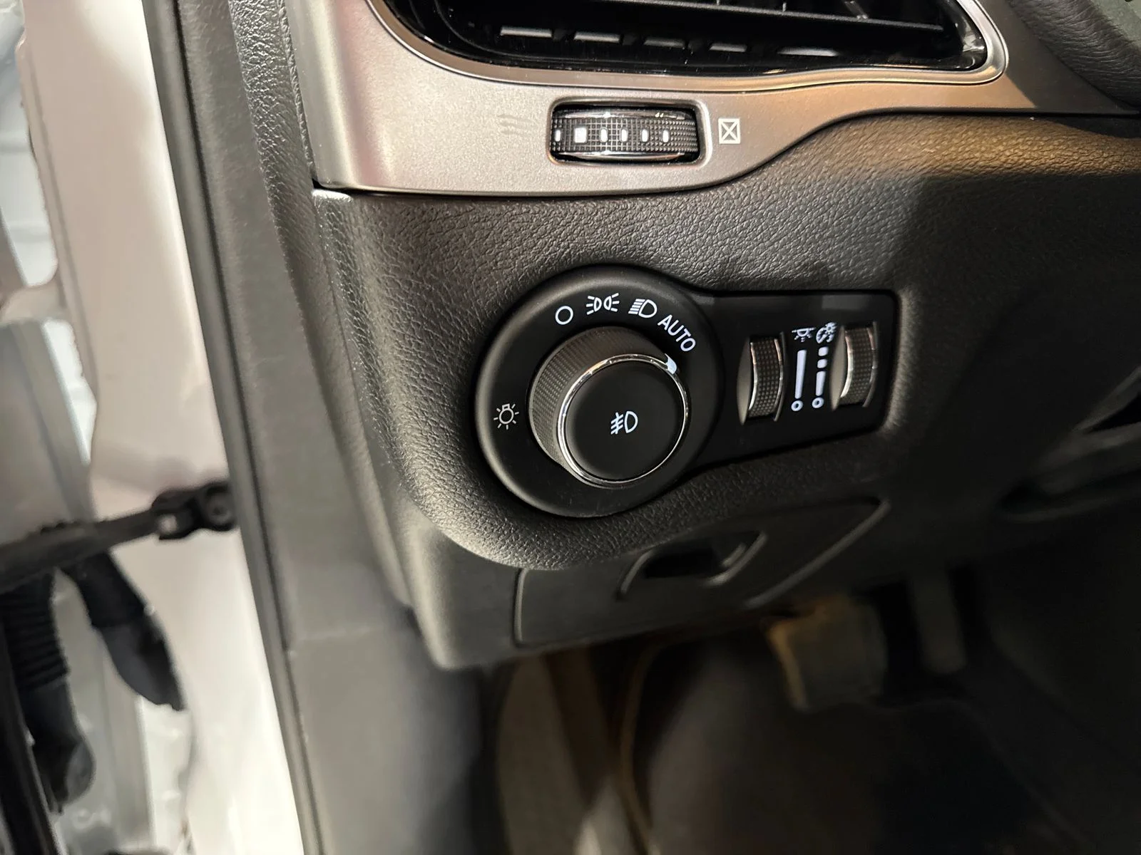 Used 2021 Bright White Clearcoat Jeep Latitude Lux image 14