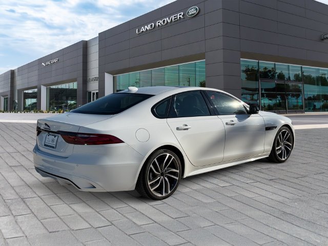 Used 2024  Jaguar R-Dynamic SE image 5