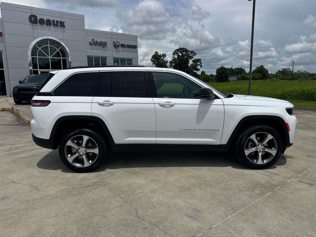 New 2026 Bright White Clear-Coat Exterior Paint Jeep Limited image 19