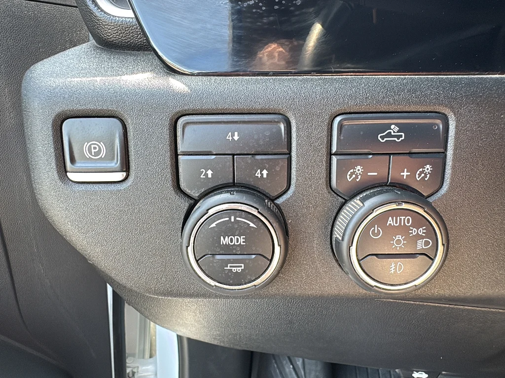 Used 2025 Summit White Chevrolet  image 18