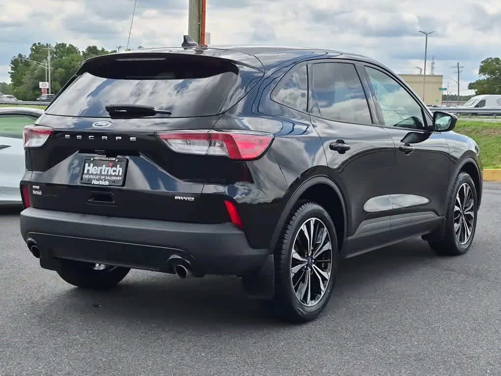 Used 2022 Agate Black Ford SE image 3