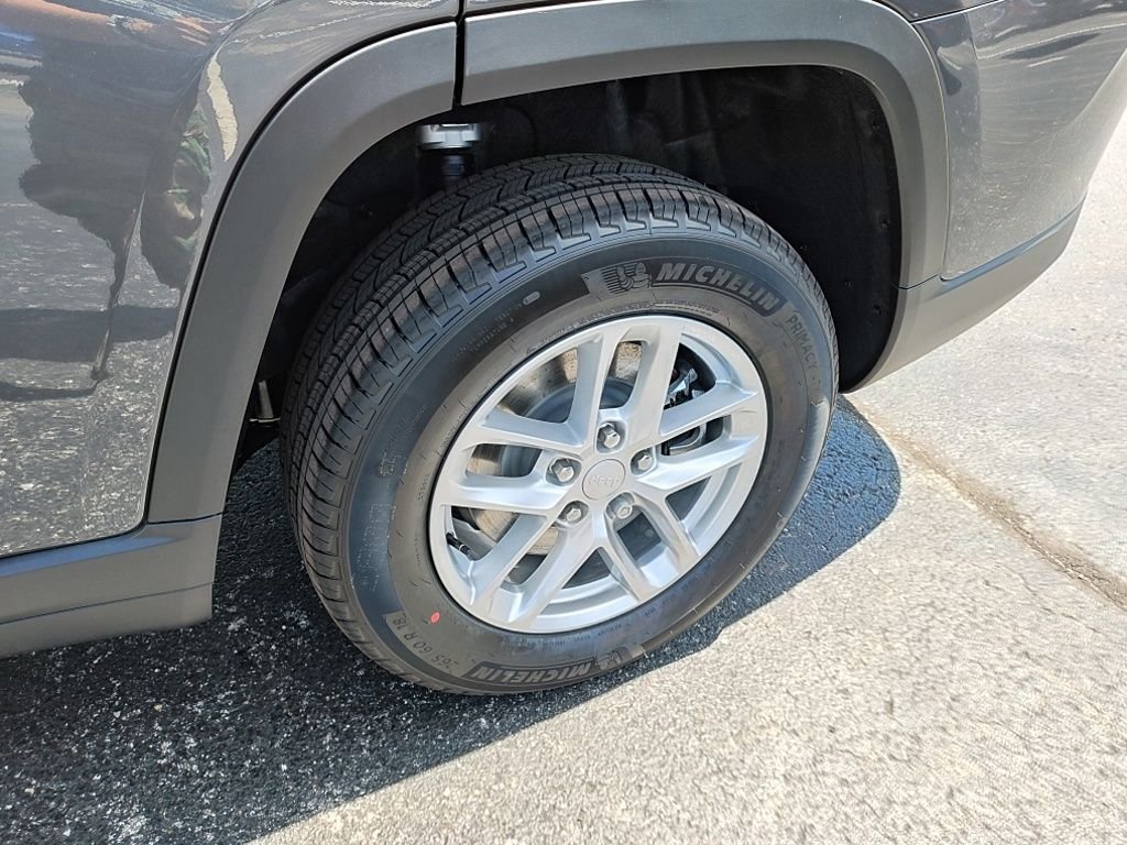 New 2026 Baltic Gray Metallic Clear-Coat Exterior Paint Jeep Laredo X image 10