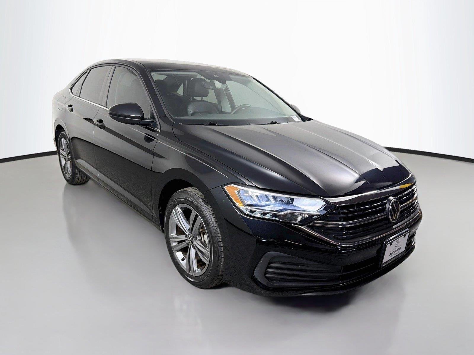 Used 2022 Deep Black Pearl Volkswagen SE image 3