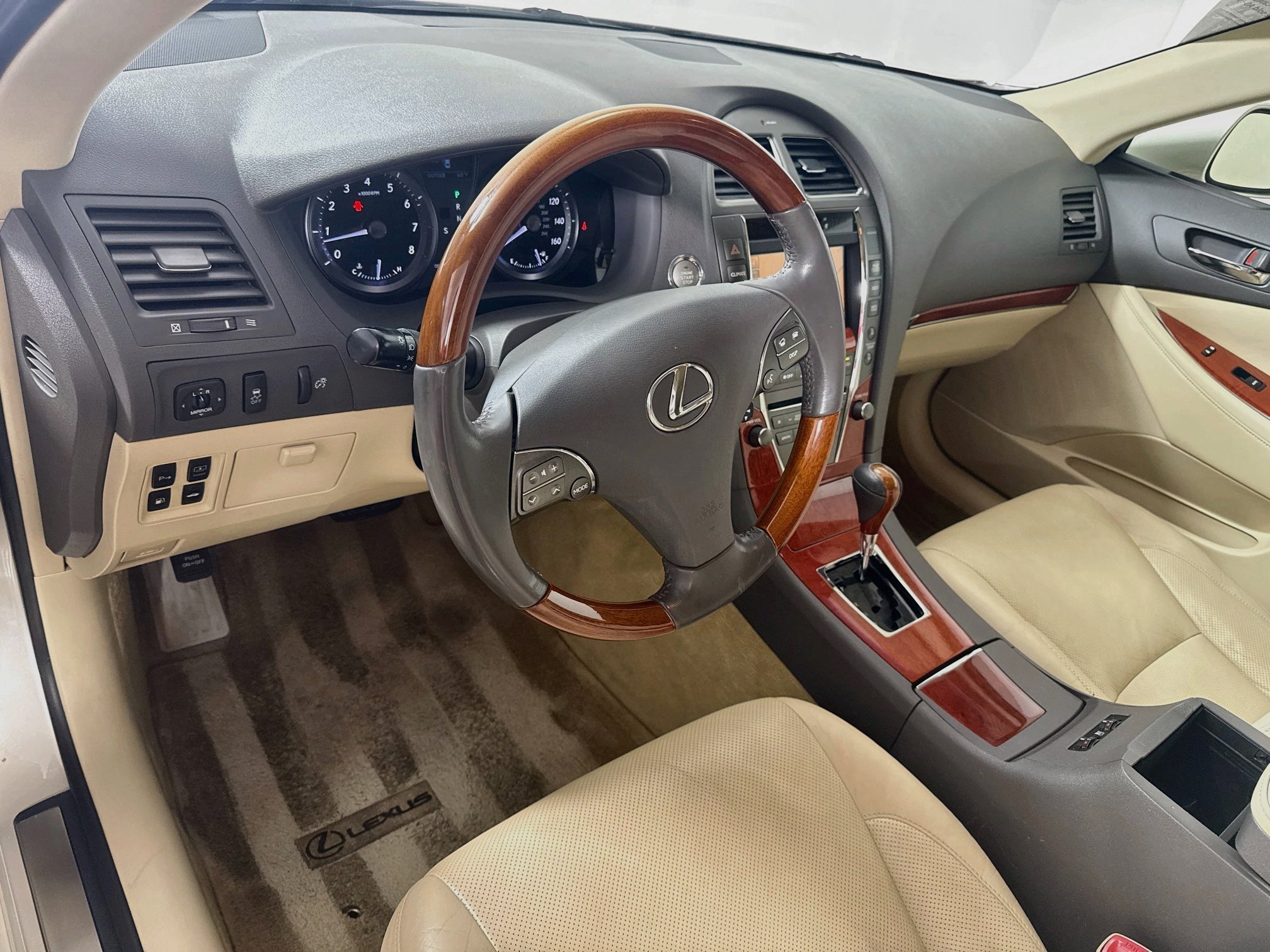 Used 2011 Satin Cashmere Metallic Lexus Base image 9