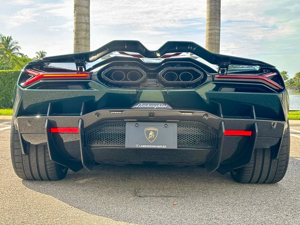 Used 2025 Verde Hydra Metallic Lamborghini  image 10