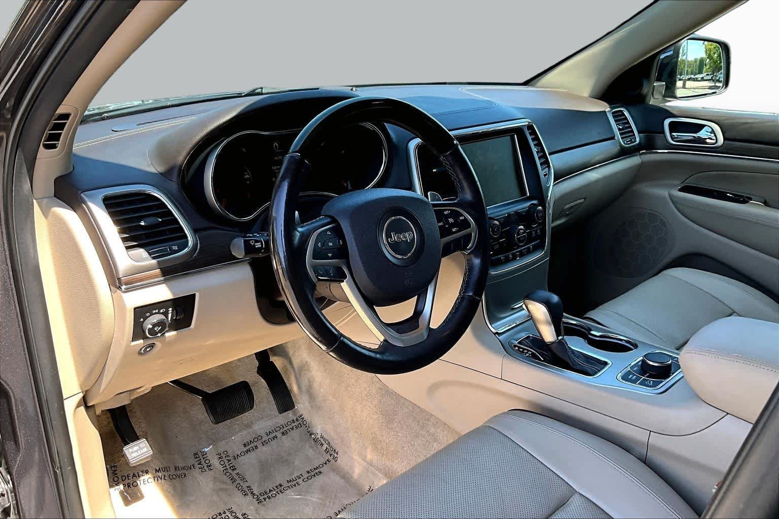 Used 2017 Granite Crystal Metallic Clearcoat Jeep Overland image 18