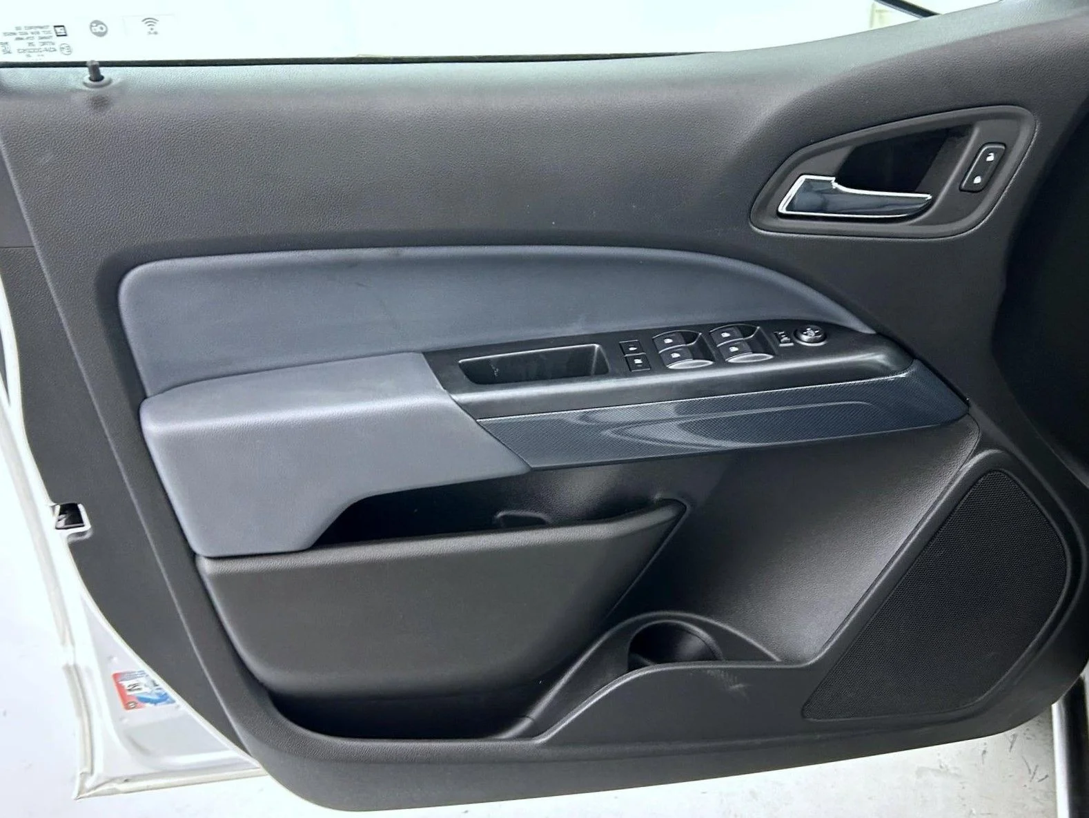 Used 2022 White Chevrolet Z71 image 9
