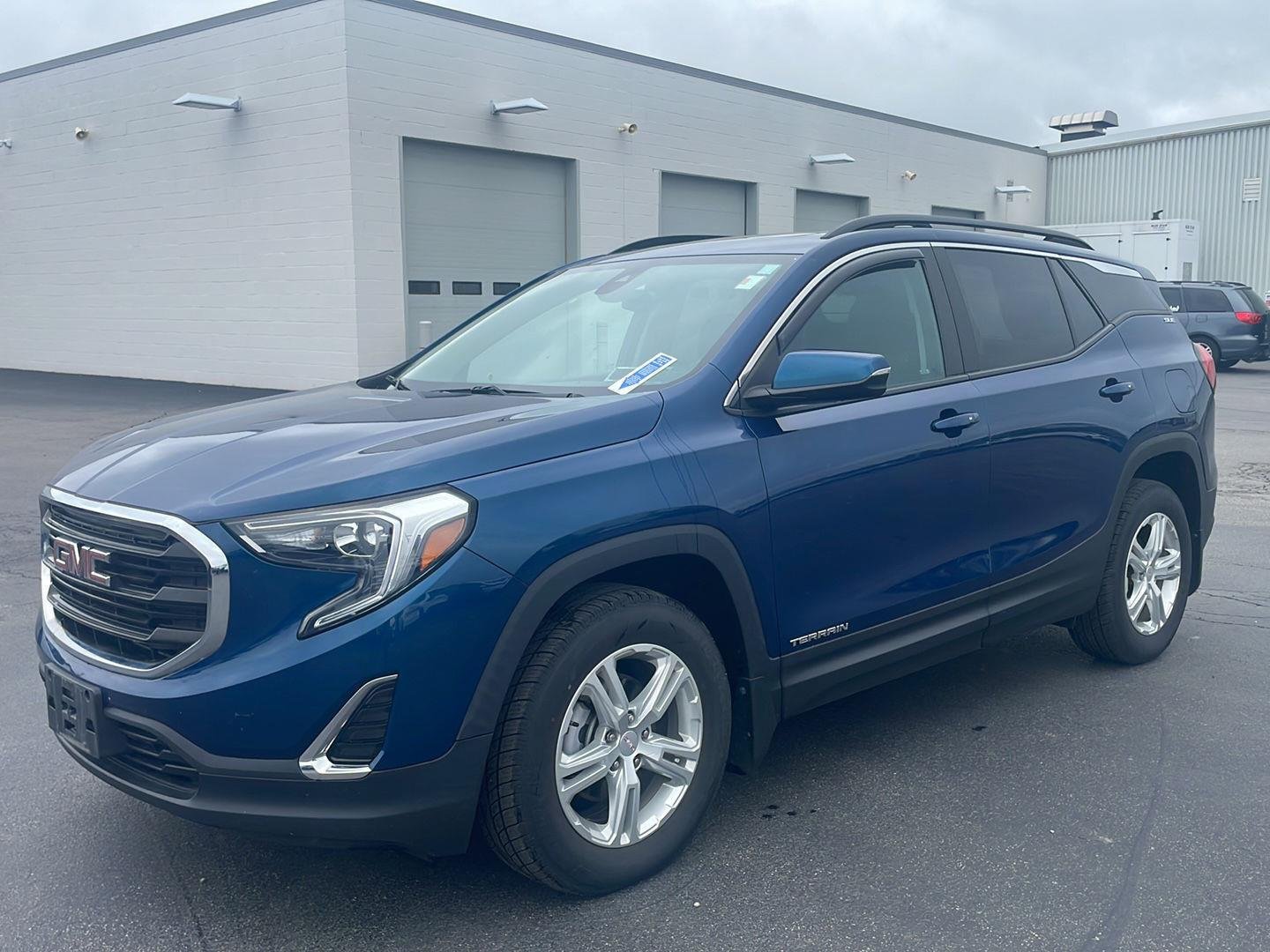 Used 2021 Blue Emerald Metallic GMC SLE image 6