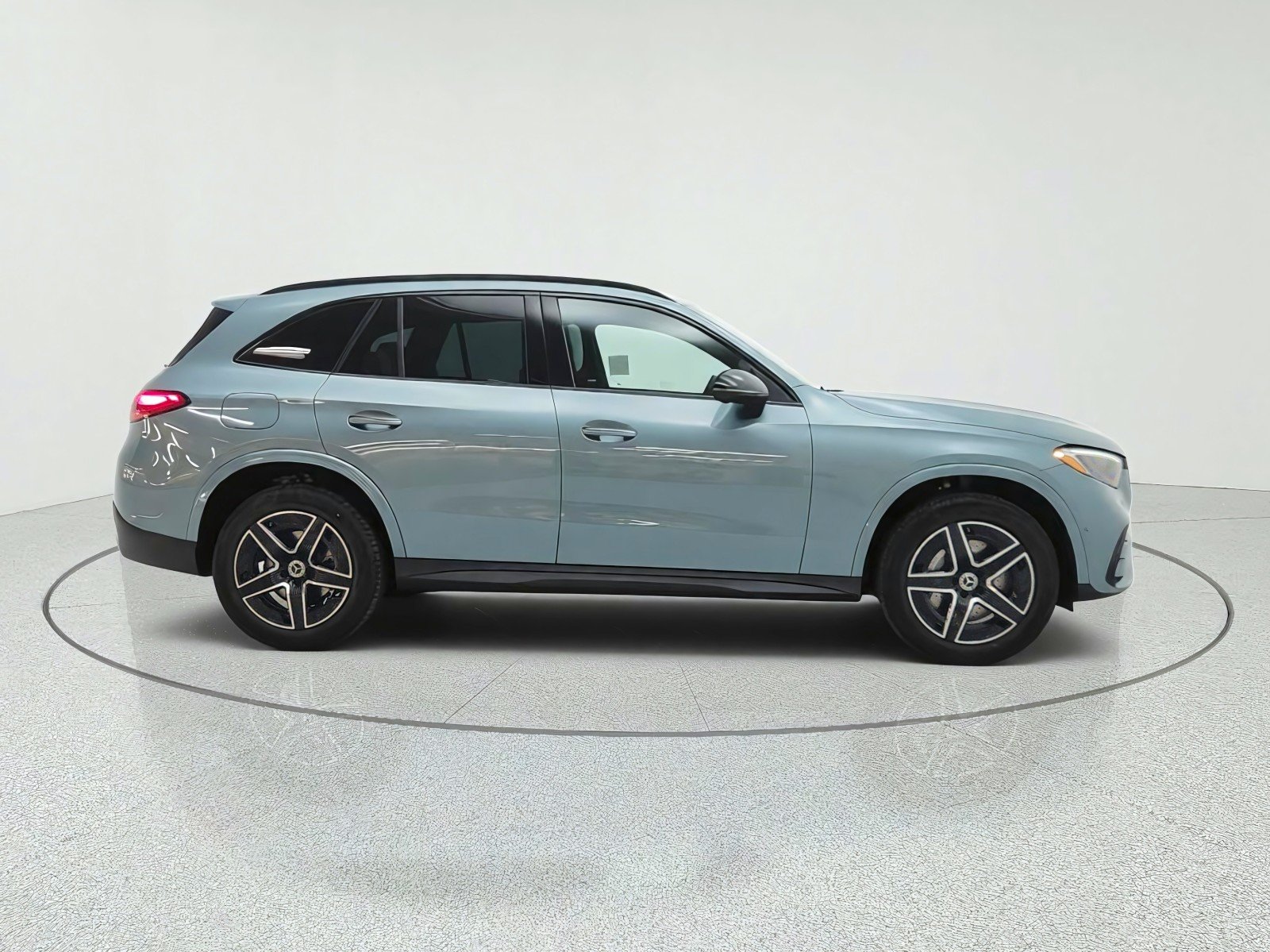 New 2027 Verde Silver Metallic Mercedes-Benz GLC 300 SUV image 4