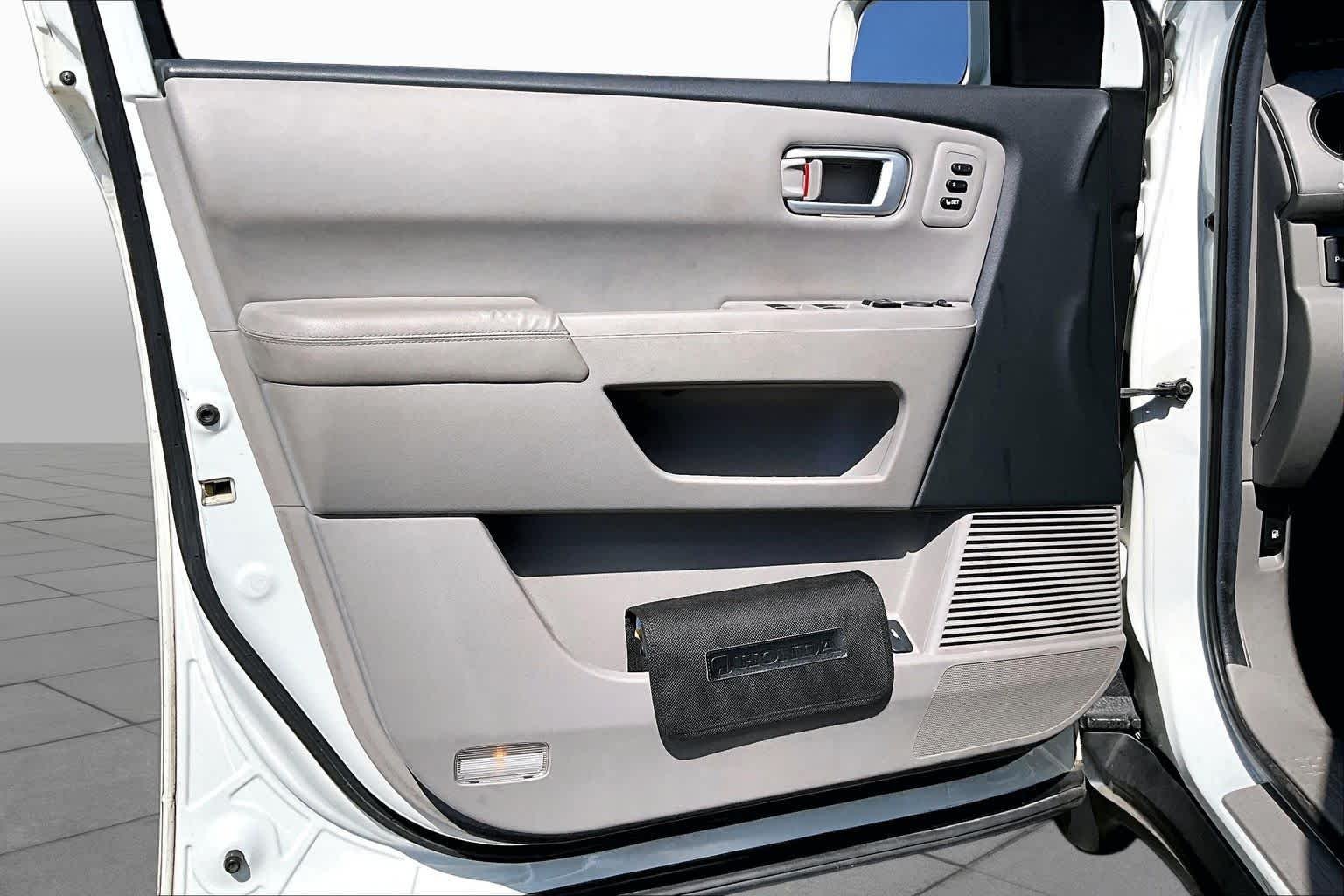 Used 2012 White Diamond Pearl Honda Touring image 20