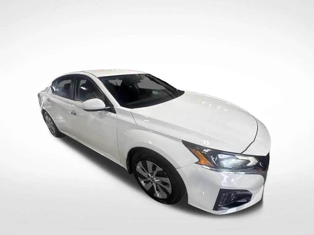 Used 2023 White Nissan 2.5 S image 3