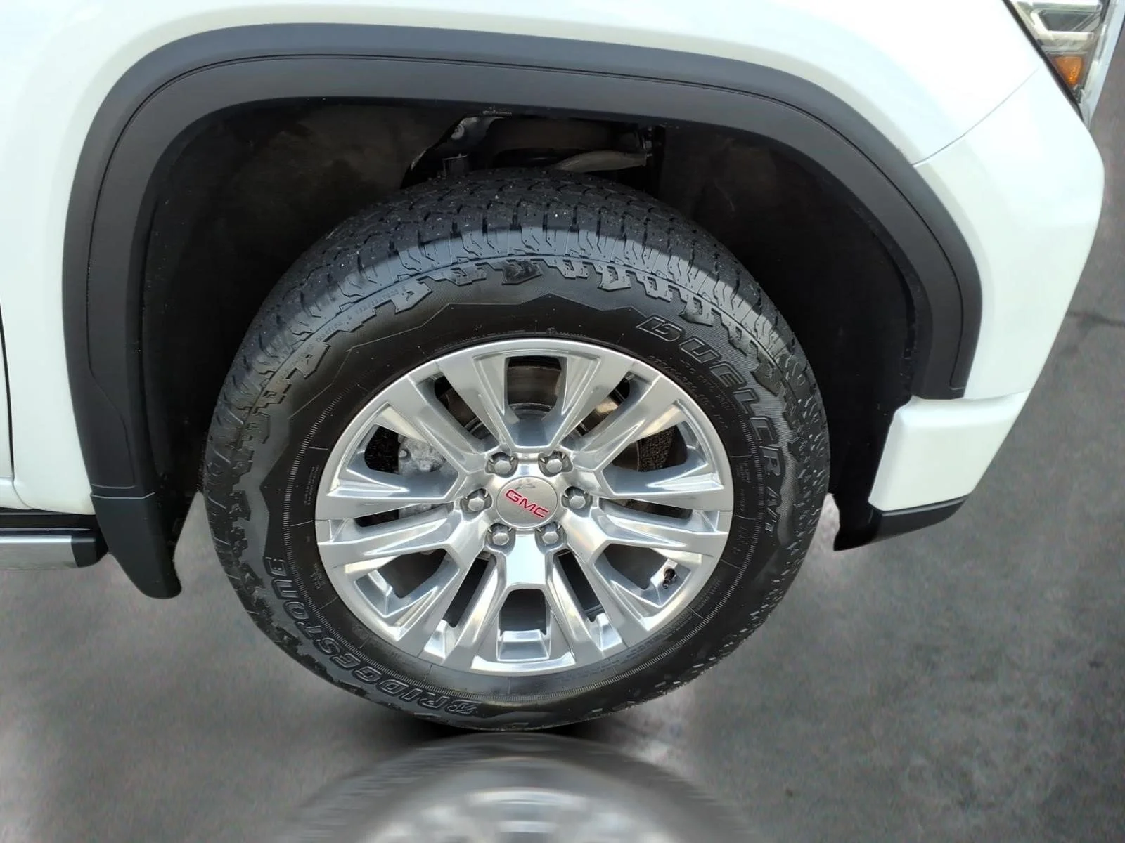 Used 2024 White Frost Tricoat G1w GMC Denali image 10
