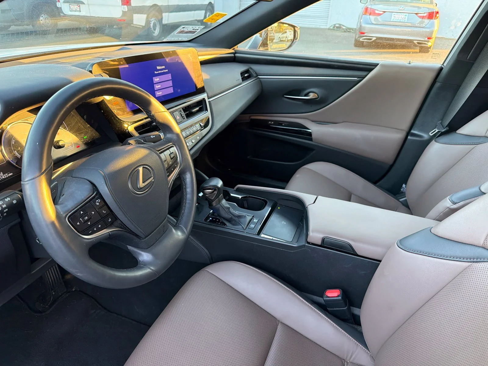 Used 2023 White Pearl Lexus 300h image 6