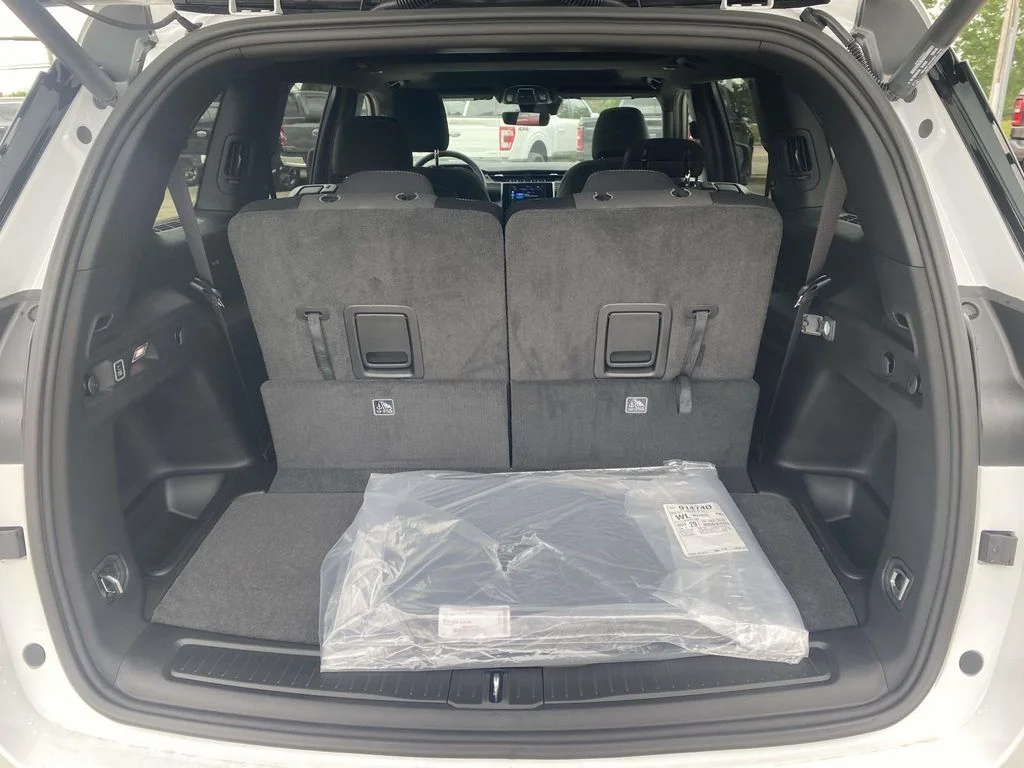 New 2026 Bright White Clear-Coat Exterior Paint Jeep Laredo X image 9