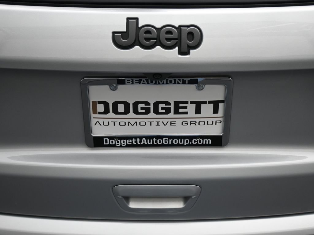 New 2026 Silver Zynith Metallic Clearcoat Jeep Latitude image 16