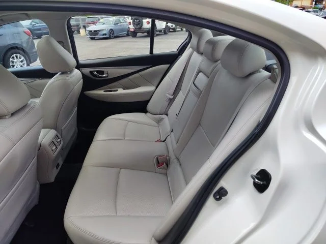 Used 2022 White INFINITI LUXE image 25