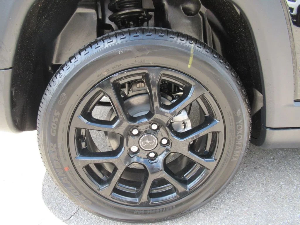 New 2026 Diamond Black Crystal Pearl-Coat Exterior Paint Jeep Latitude Altitude image 8