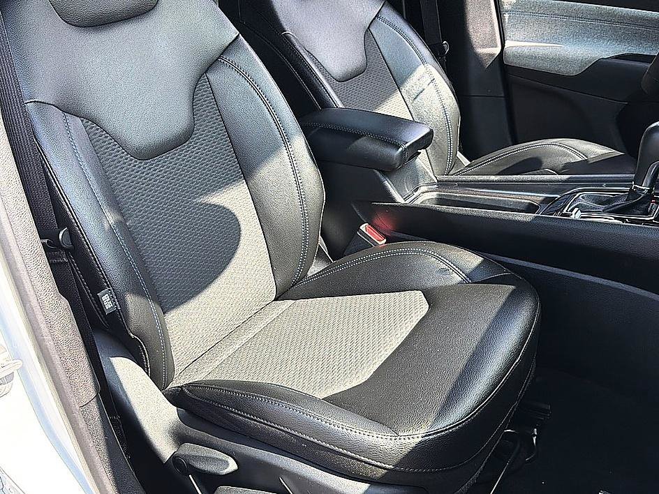 Used 2024 Bright White Clearcoat Jeep Latitude image 20
