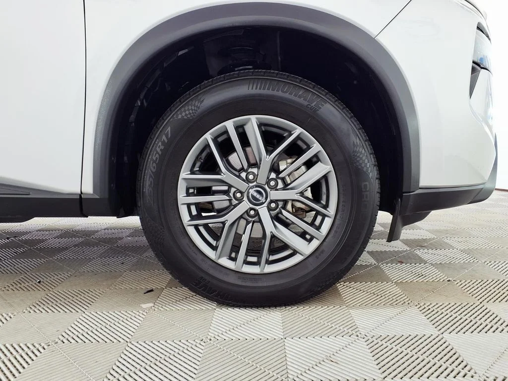 Used 2024 Silver Nissan S image 7