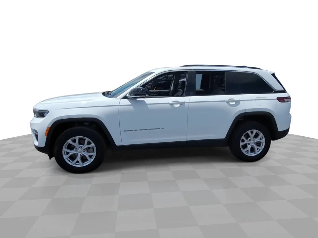 Used 2023 White Jeep Limited 4x4 image 4
