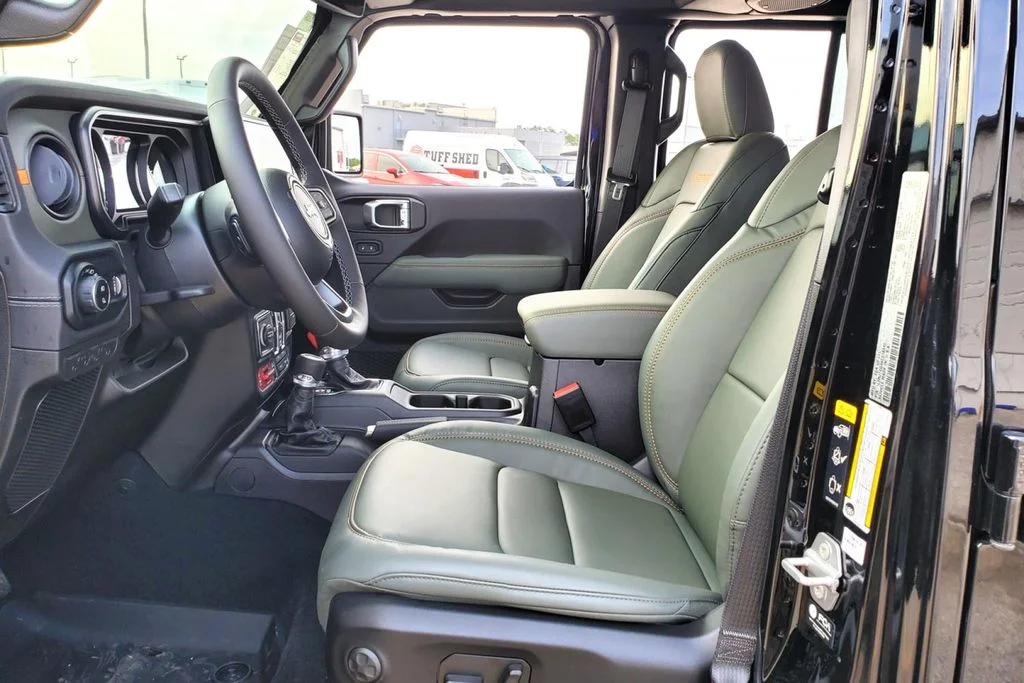 New 2025 Black Jeep Mojave image 7